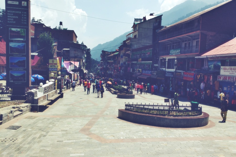 Mall Road the sightseeing places to visit in Kullu Manali